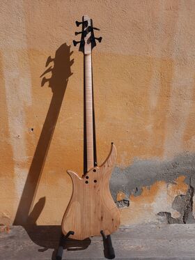 13 custom Instruments - Custom Bass "Corona 5"